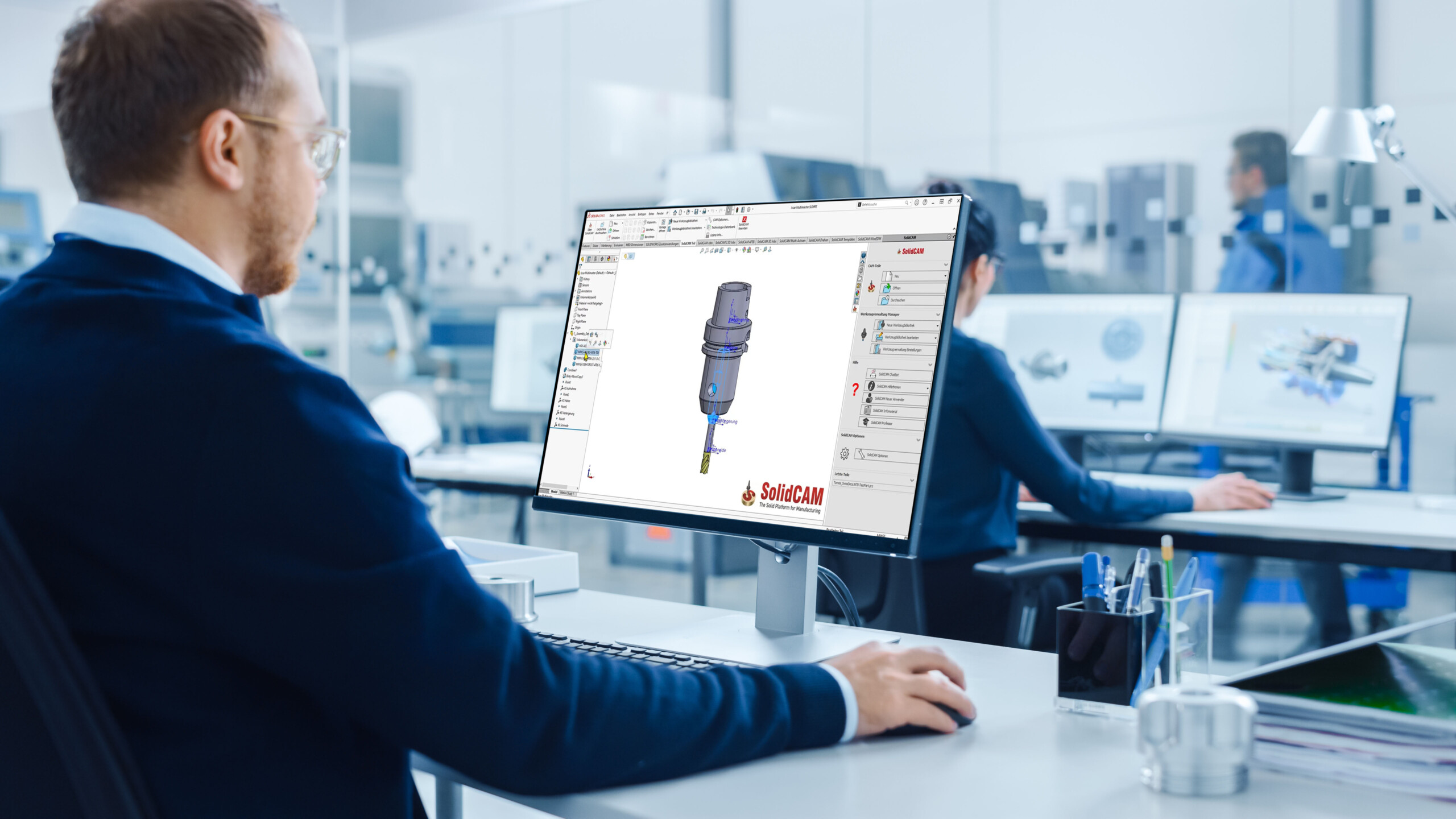 Person nutzt SolidCAM Software am Bildschirm