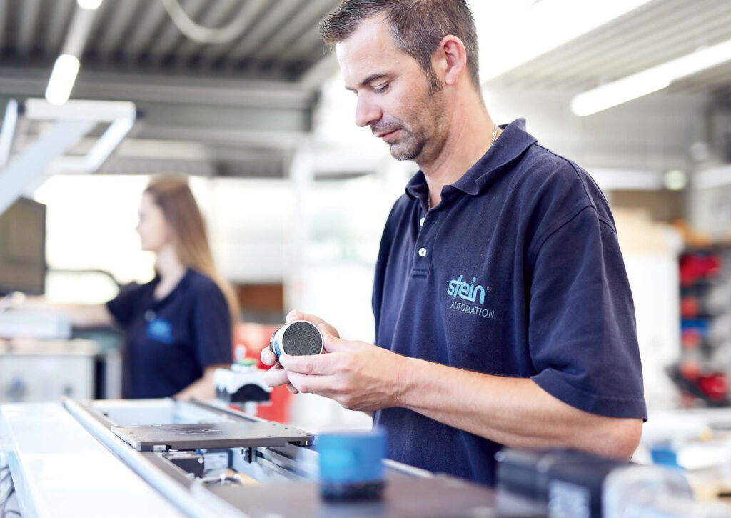 Mitarbeiter bei der Montage an einem System von STEIN Automation
