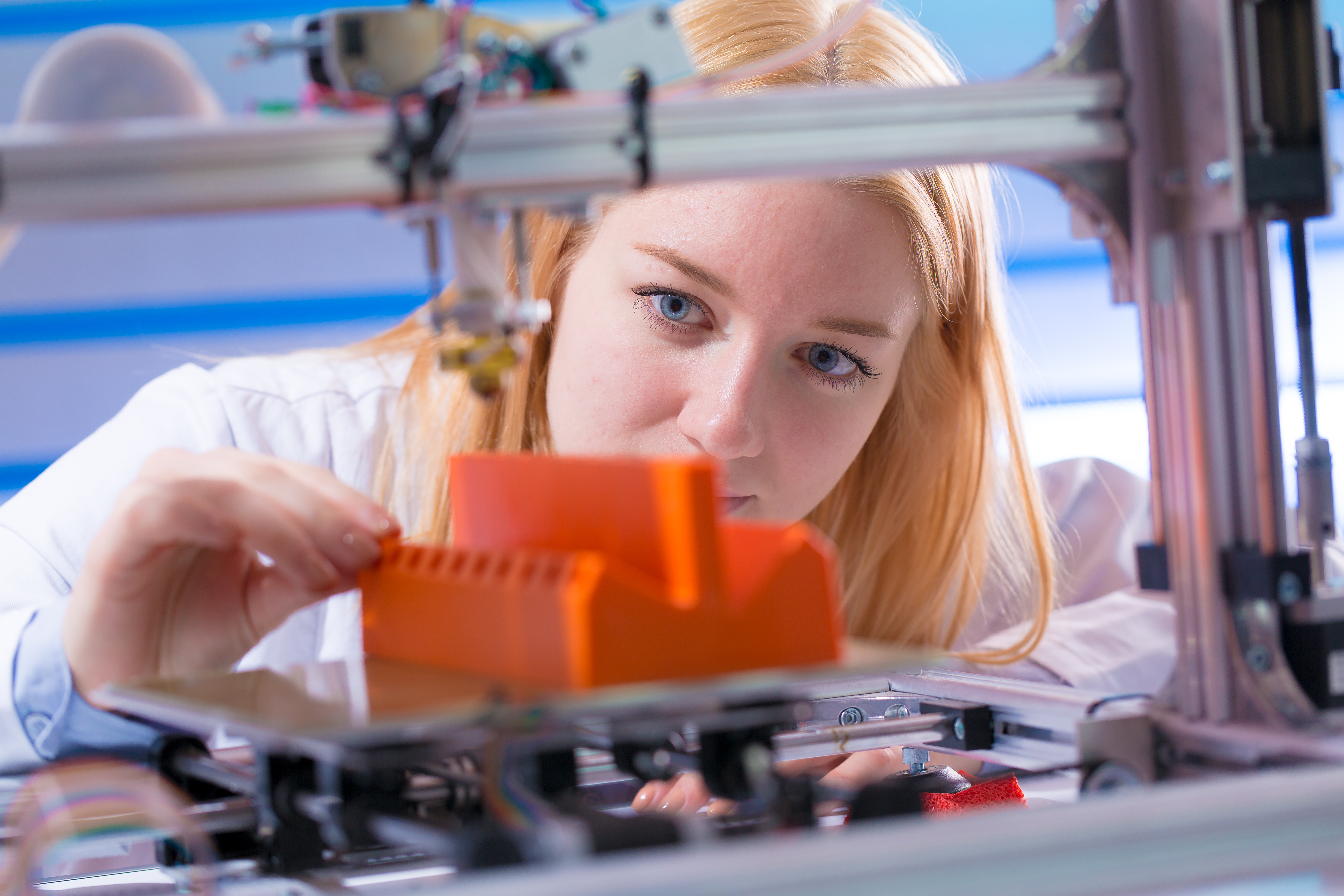 Frau mit 3D-Drucker Frau mit 3D-Drucker