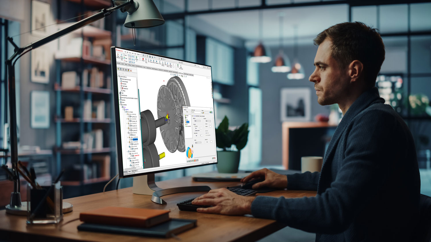 Ein Mann arbeitet am PC mit SOLIDWORKS und den Funktionen Langdrehen und Kurzdrehen