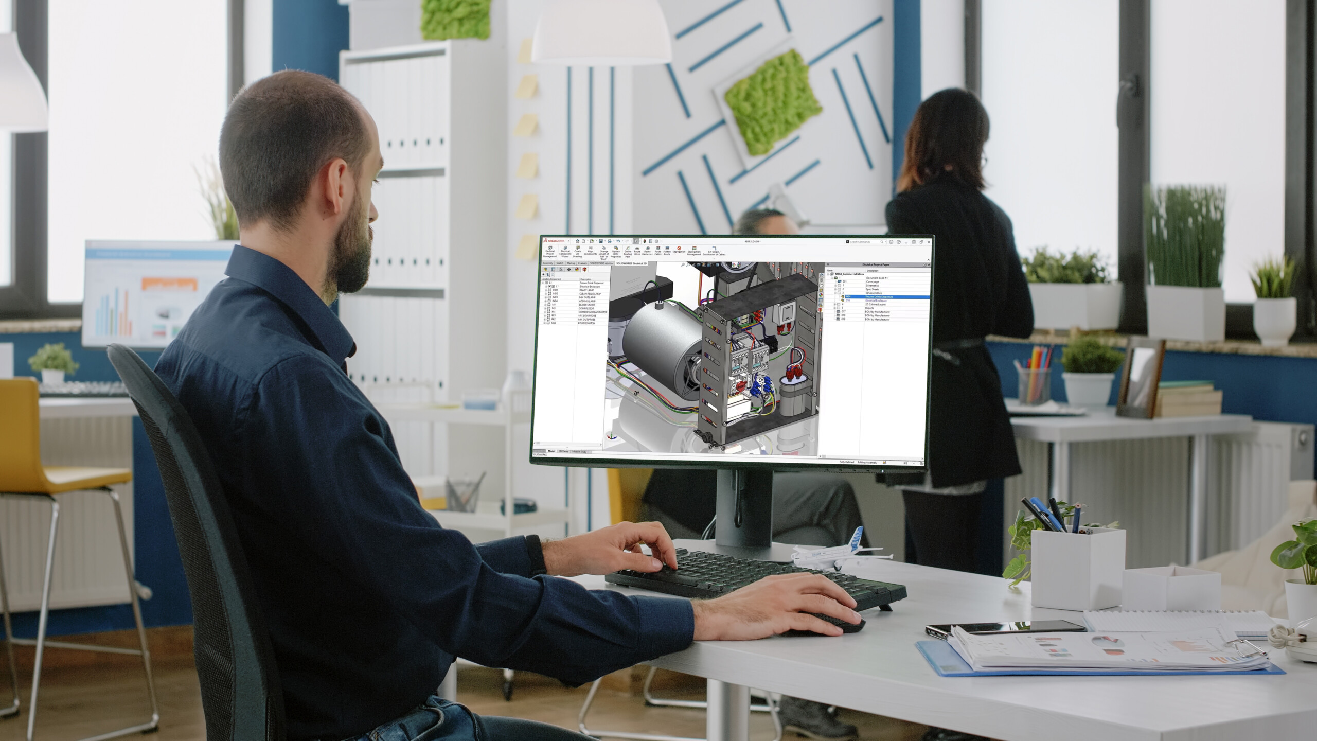 Person Arbeitsplatz SOLIDWORKS Electrical 3D Person arbeitet mit SOLIDWORKS Electrical 3D am Bildschirm